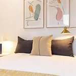 Gloria Living I - At Your Doorstep Apartment *